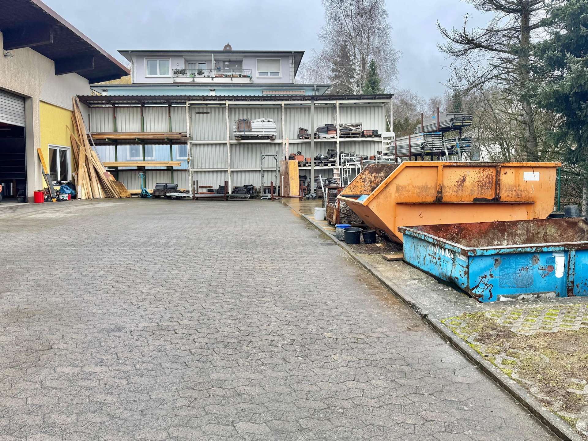 Halle, Hochlager, gro&szlig;er &uuml;berdachter Unterstand, Freifl&auml;che, B&uuml;ro etc. - alles vorhanden